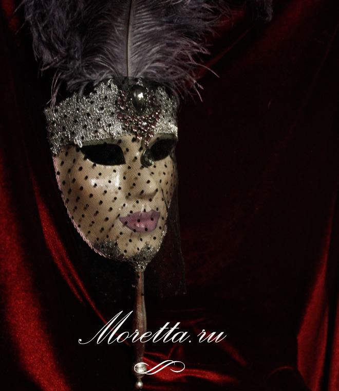 Венецианская маска на держателе с перьями2